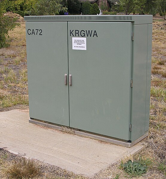 File:Telstra roadside cabinet housing a RIM and CMUX.jpg